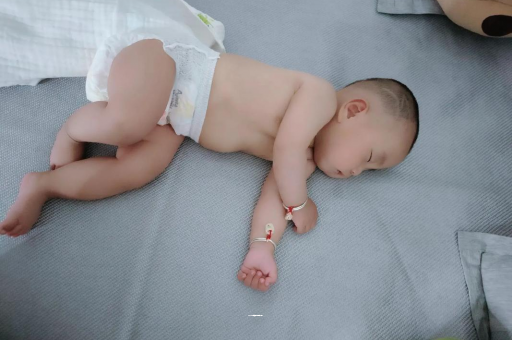 红河几个月宝宝会抬头